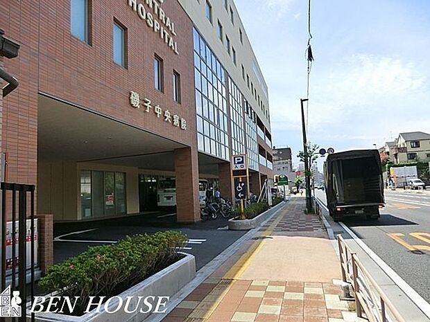 磯子中央病院 徒歩11分。万が一際に必要になる病院。近所にあることで安心につながります。 820m