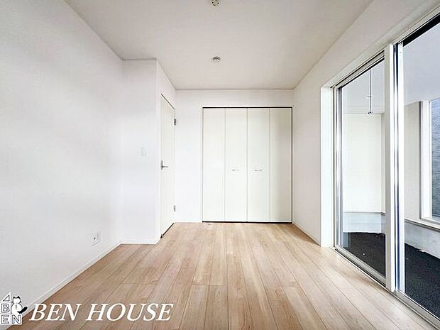 洋室・落ち着いた色調とフローリングが上質な印象の洋室。クローゼット完備で生活感をすっきり収納できる快適な居室です。