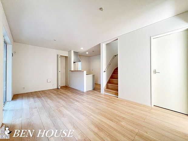 リビング・家族が自然と集まる対面仕様のリビング。家事動線や照明に配慮した設計で、日常の使い勝手が良くゆったりと寛げる居心地の良さがあります。