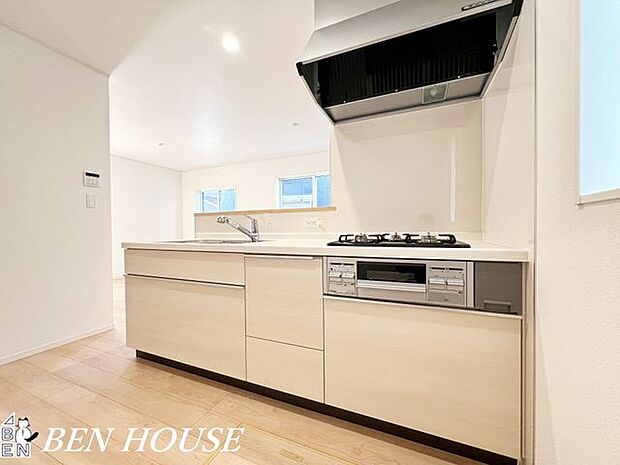 キッチン・キッチンはコミュニケーションがスムーズに取れる対面式。お料理をしながらご家族との会話も弾みそうです。