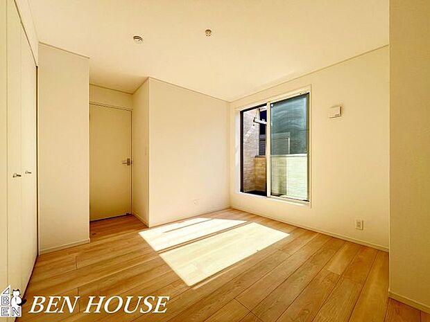 寝室・大きな窓で採光を確保した寝室は、収納計画が整い家具の配置もしやすく、毎朝の目覚めが心地よい落ち着きある暮らしを叶えます。