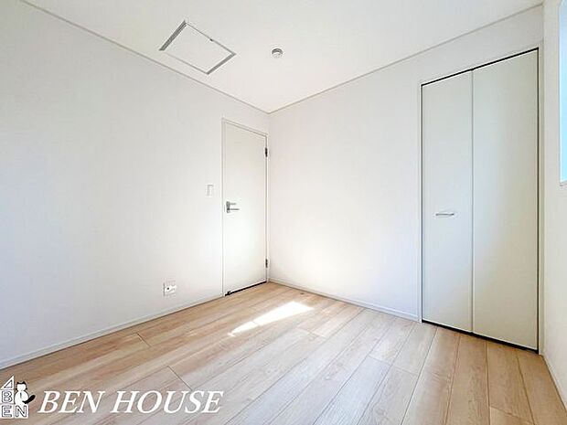 子供部屋・明るい採光とやわらかな内装が心地よい子ども部屋。収納や学習スペースを確保し、成長に合わせて使い方を変えられる設計です。