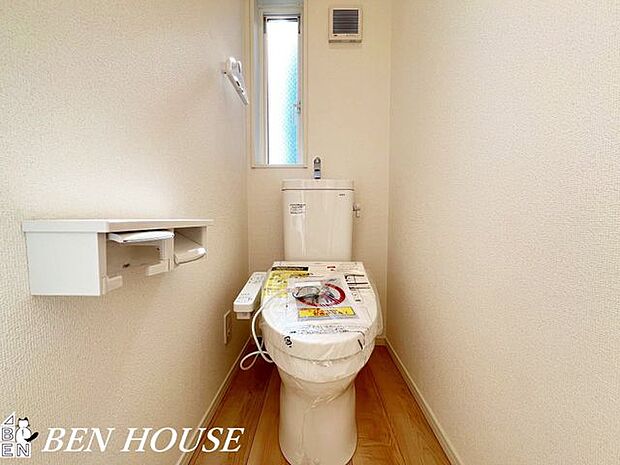 トイレ・シンプルで上質な仕上げのトイレは、清潔感のある室内照明と動線に配慮した配置が魅力。毎日のケアがしやすく快適に過ごせます。