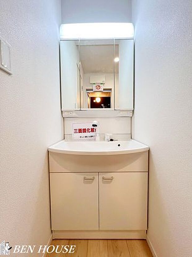 洗面台・デザイン性が高く、シンプルな洗面台です。視覚的に広がりを感じられるので、スッキリとした印象になります。生活感をあまり出したくない方にもおすすめです。