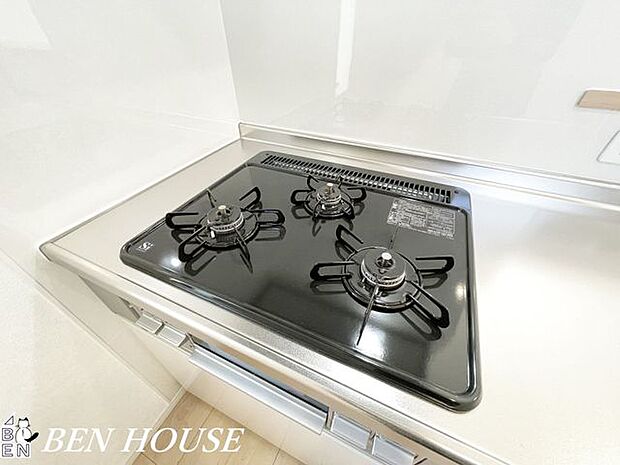 コンロ・グリル付きの三ツ口コンロです。複数の調理を同時進行できるので効率よく、家事時間の短縮にもなります。