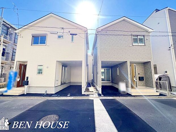 外観・シンプルなラインと上質な素材感が調和する戸建。前面道路との動線を考えた配置で、暮らしやすさを重視した機能的な外観デザインです。