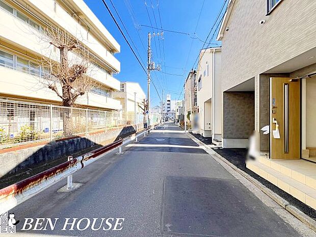 前面道路含む外観・落ち着いた前面道路が印象的な住環境。生活利便施設が徒歩圏に整い、穏やかな雰囲気と日常の使いやすさが両立しています。