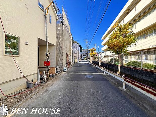 前面道路含む外観・ゆとりある前面道路に面した開放感溢れるお住まいです。見通しの良い前面道路でお車の駐車もしやすいです。