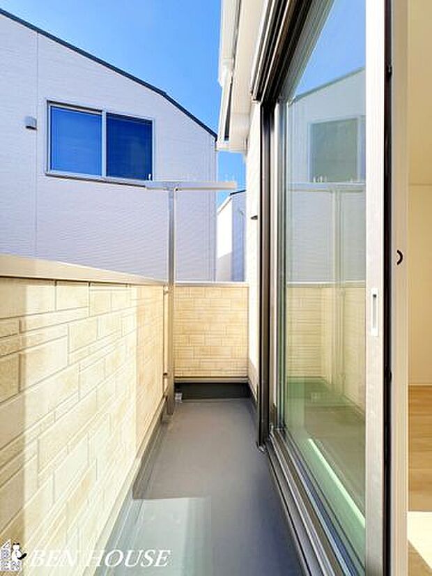 バルコニー・陽当たりと風通しに配慮したバルコニーは洗濯物の乾きやすさと居心地の良さを兼ね備え、朝夕のひとときを豊かにする屋外空間です。