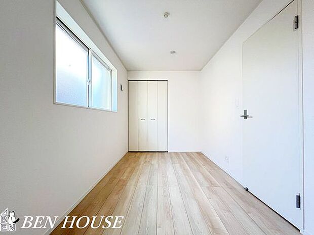 洋室・落ち着いた色調とフローリングが上質な印象の洋室。クローゼット完備で生活感をすっきり収納できる快適な居室です。