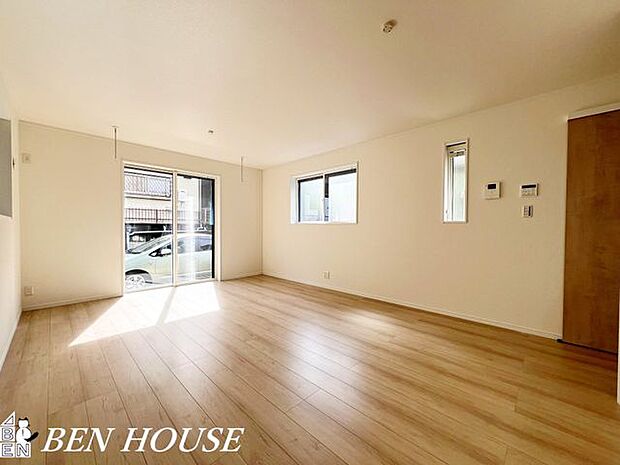 リビング・採光の良いLDKで晴れた日は室内も明るいです。風通しも良いので換気もこまめにでき一年中快適に生活ができます！