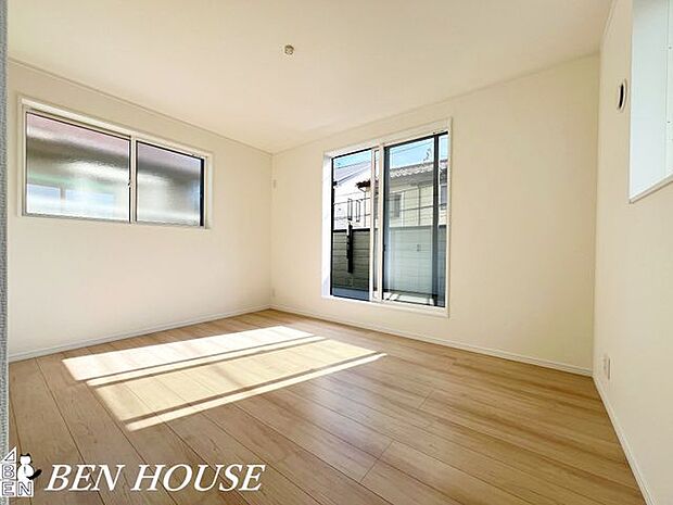 寝室・ゆとりある広さと落ち着いた色調の寝室は、十分な収納と窓からの柔らかな光で朝の支度も快適に、穏やかな眠りを誘う空間です。