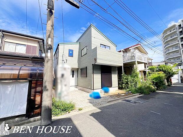 外観・前面が広く開放感があり、暖かい太陽の日差しを浴びる、日当たりの良いお住まいです。