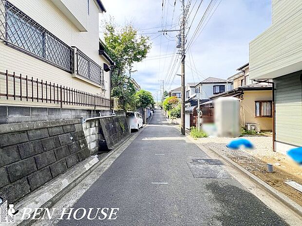 前面道路含む外観・見通しの良い前面道路。車通りも少なく、お子様の通学や愛犬とのお散歩も安心ですね。