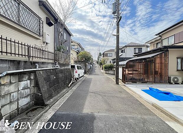 前面道路含む外観・見通しの良い前面道路。車通りも少なく、お子様の通学や愛犬とのお散歩も安心ですね。