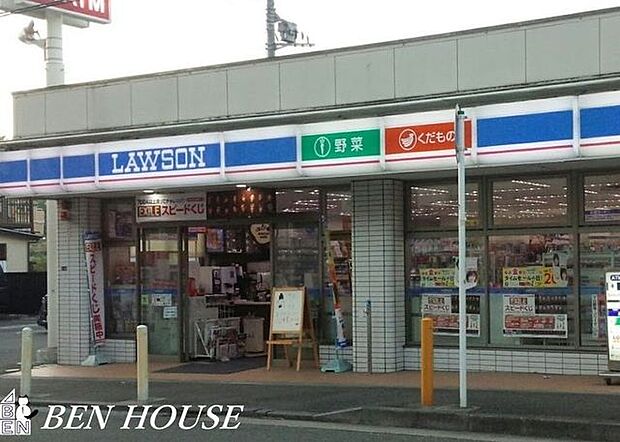 ローソン横浜法泉3丁目店 徒歩8分。時間がない時にさっと寄れて便利なコンビニ。 590m