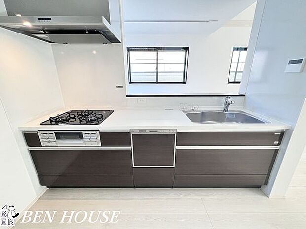 キッチン（同仕様参考写真）・リビングの様子を見守りながらお料理ができる、人気の対面式キッチンを採用しています。