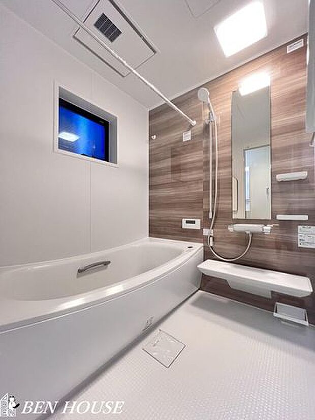 浴室（同仕様参考写真）・足を伸ばしてゆったりと入れる広々タイプのバスルーム。お子様との団らんの時間にもピッタリな空間です。