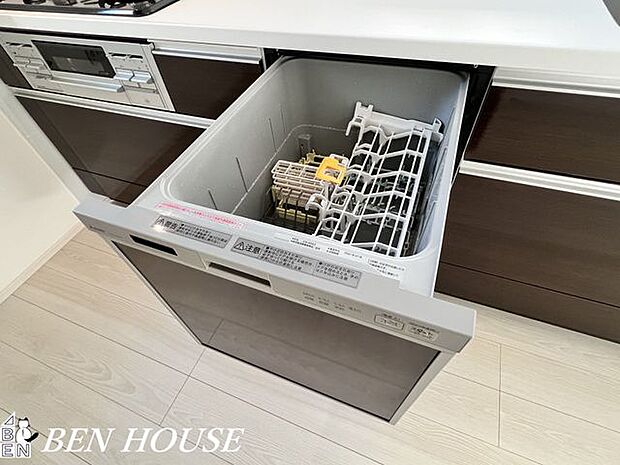 自動食器洗浄乾燥機（同仕様写真）・パワフルな洗いで汚れを落としてくれる食洗機。家事の時短になり、ご家族との時間も増えそうです。