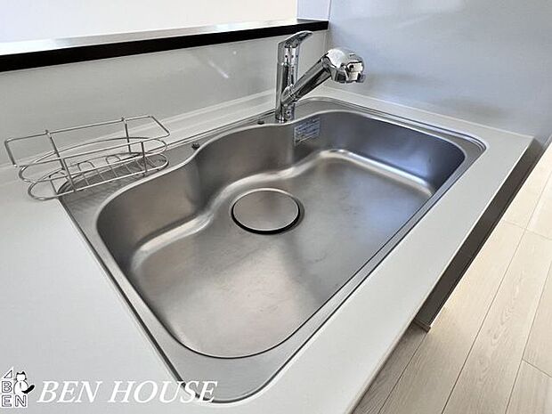 キッチン水栓(同仕様写真)・簡単な開閉と温度調整が出来るキッチン水栓。お掃除のしやすいキッチンでいつでも清潔に保てます。