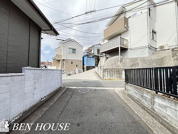 前面道路含む外観・周辺は落ち着いた雰囲気の住宅地です。小さなお子様がいるご家庭も安心ですね。