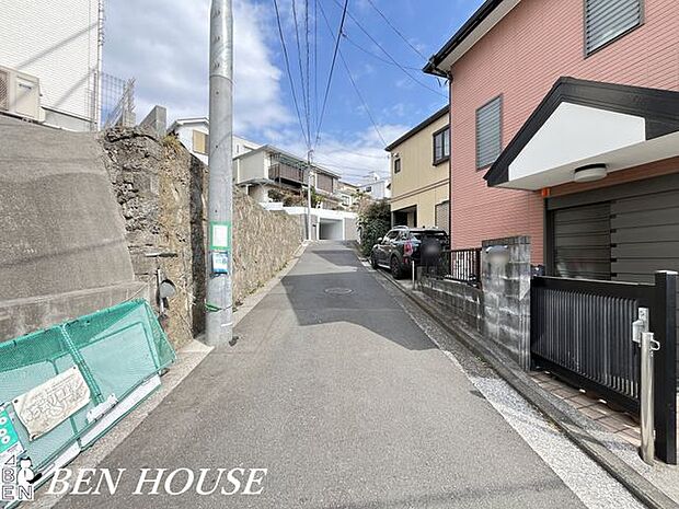 前面道路含む外観・見通しの良い前面道路。車通りも少なく、お子様の通学や愛犬とのお散歩も安心ですね。