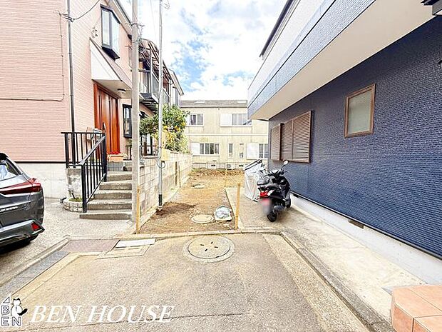 前面道路含む外観・周辺は落ち着いた雰囲気の住宅地です。小さなお子様がいるご家庭も安心ですね。