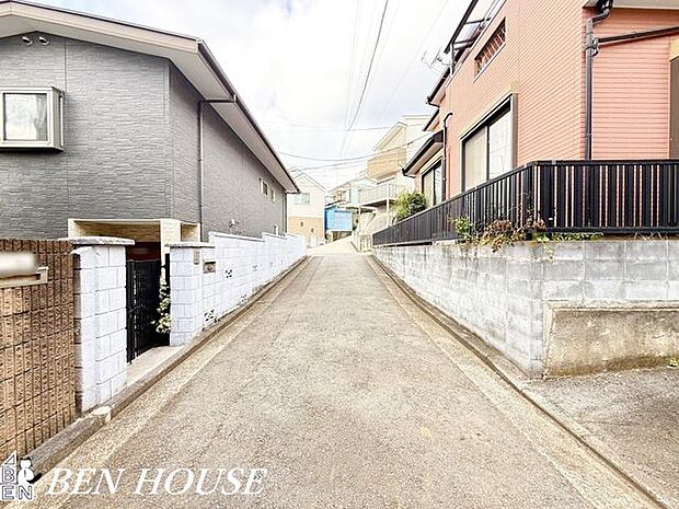 前面道路含む外観・見通しの良い前面道路。車通りも少なく、お子様の通学や愛犬とのお散歩も安心ですね。