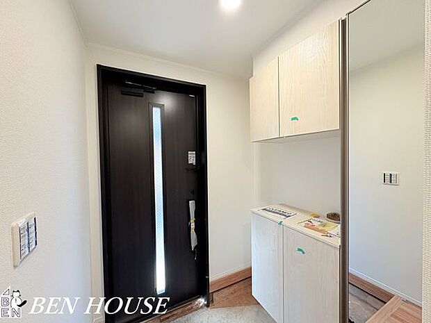 玄関・広々とした玄関スペース！朝のお見送りや帰宅時のお出迎え、家族が揃う機会が増えそうです♪