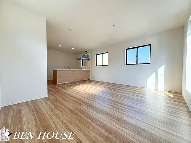 リビング・自然と調和する明るいリビング。優しい時間が流れる空間に合う色合いです。