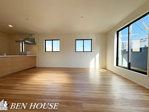 リビング・家族みんなが集まるリビングは、明るく温かい雰囲気が魅力。毎日が心地よく過ごせる空間です。