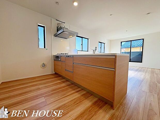 キッチン・お手入れしやすいシステムキッチンを採用。機能性とデザイン性を兼ね備え、快適な家事時間を演出します。