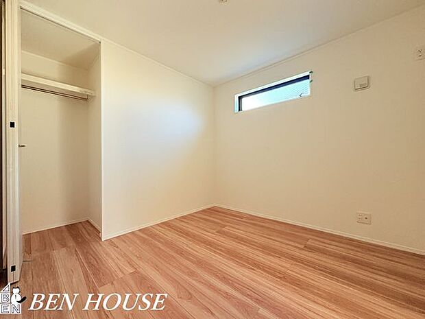 寝室・ベッド配置を考えたゆとりある間取りで、窓からの自然光が心地よく差し込む寝室。収納も充実し日常がすっきり整います。