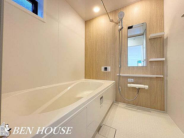 浴室・一日の疲れを癒す広々としたお風呂。脚を伸ばしてゆったりと入浴してリラックスタイムを満喫できるバスルームです。