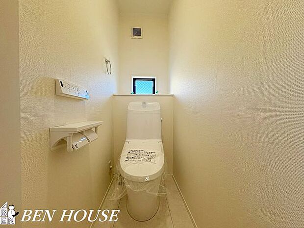 トイレ・シンプルで上質な仕上げのトイレは、清潔感のある室内照明と動線に配慮した配置が魅力。毎日のケアがしやすく快適に過ごせます。