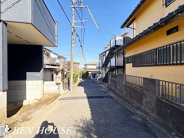 前面道路含む外観・ゆったりした前面道路に面した住宅地。近くに緑あふれる公園が点在し、週末の散歩も気軽に楽しめます。
