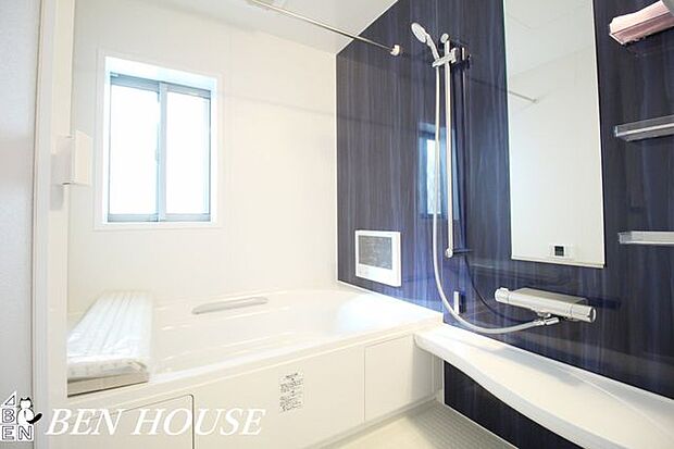 浴室(同仕様参考写真) ・広々バスルームでリラックスタイムを楽しめます。オートバスでお好きな時間に温かいお風呂に入れます。