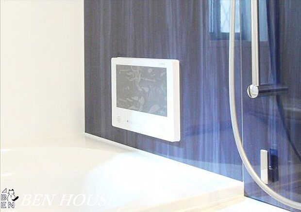 浴室TV・のんびり半身浴を楽しめる、大型TV完備の浴室!快適なバスタイムをお過ごしください。