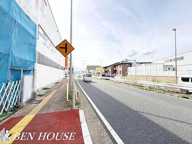 前面道路含む外観・現地周辺は落ち着いた雰囲気の住宅街。家族の帰宅時にも安心出来そうな空間です。