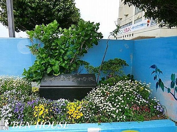 川崎市立宮崎小学校 徒歩5分。教育施設が近くに整い、子育て世帯も安心の住環境です。 380m