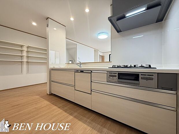 キッチン（同仕様参考写真）・広々としたキッチンは効率よくお料理が出来ます。家族でお料理も楽しめそうです。