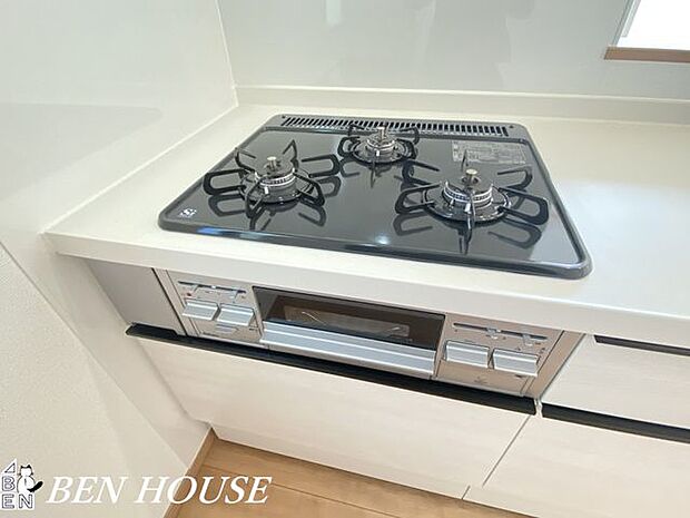 コンロ(同仕様参考写真)・グリル付きの三ツ口コンロです。複数の調理を同時進行できるので効率よく、家事時間の短縮にもなります。