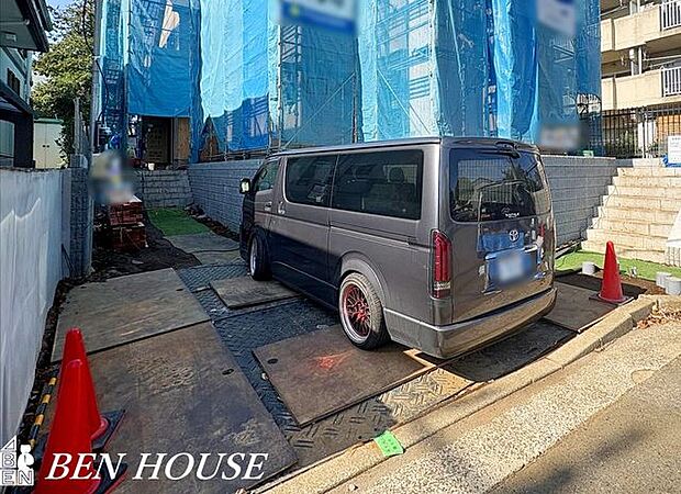 カースペース・2台分のカースペース付き。日常的に車を使う方やバイクをお持ちの方、来客の多い方も安心です。