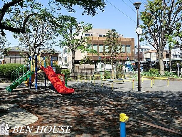 片倉自然公園 徒歩18分。樹々に囲まれた気持ちのよい公園です。 1420m