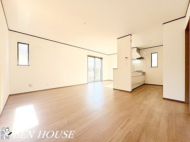 リビング・上品な色使いが印象的なリビングは、過度な装飾を抑えた設えが心をすっと整え、静かに気分を切り替えられる安らぎを演出します。