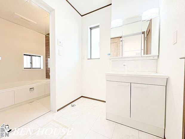 洗面台・ナチュラルな素材感の洗面スペースは、タオル収納や小物置きが充実。身支度が楽になる工夫が随所にあり、毎日を心地よく過ごせます。