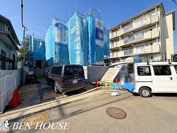 前面道路含む外観・広々とした前面道路なので駐車も楽々。車庫入れが苦手な方も安心できそうです。