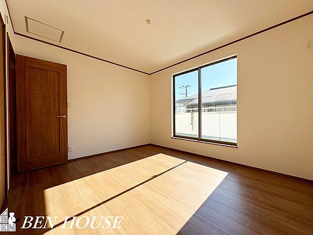 洋室・ワークスペースとしても活用できるゆったりとした洋室。自然光が届きやすく在宅ワークの集中環境としても快適です。