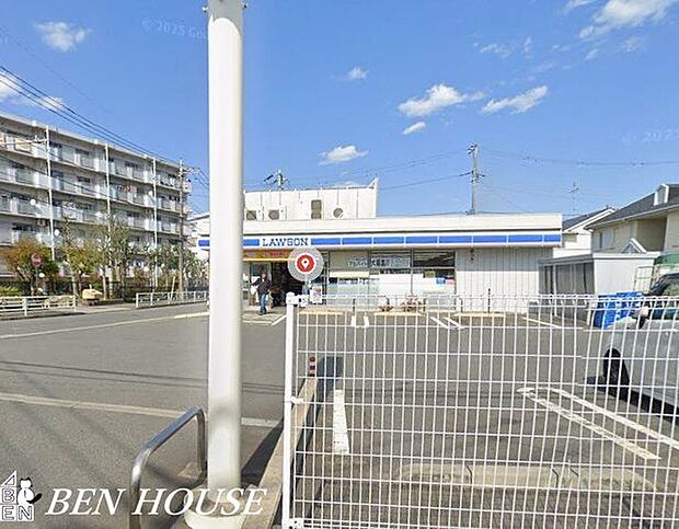 ローソン横浜三枚町店 徒歩4分。お出かけ前やお帰りの立ち寄りにも便利なコンビニ。 250m