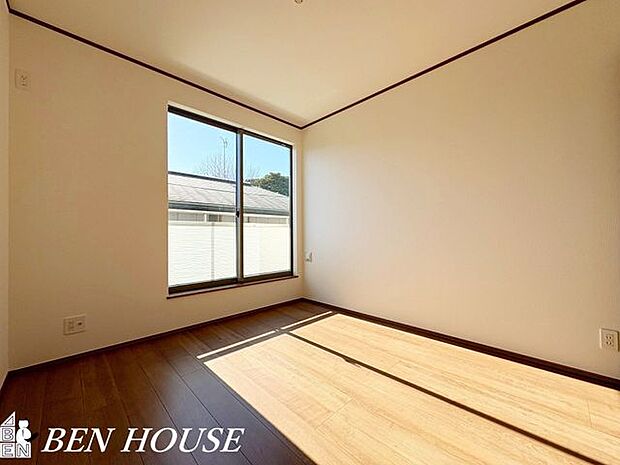 洋室・採光と通風に配慮した角部屋の洋室は開放感があり、家具やグリーンが映える落ち着いた住まいを演出します。